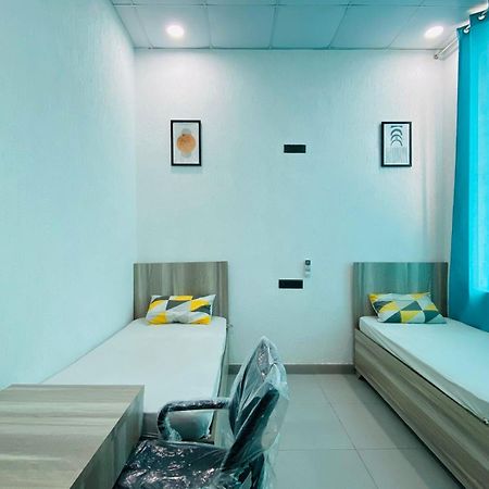 Abuzz Oxfordcaps Imperial Heights Mussoorie Dehradun Hostel ภายนอก รูปภาพ