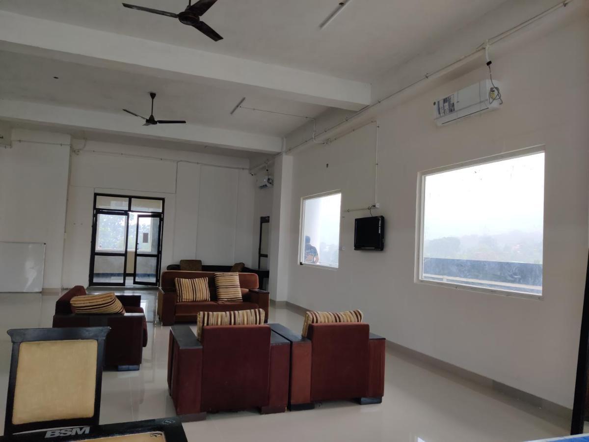 Abuzz Oxfordcaps Imperial Heights Mussoorie Dehradun Hostel ภายนอก รูปภาพ